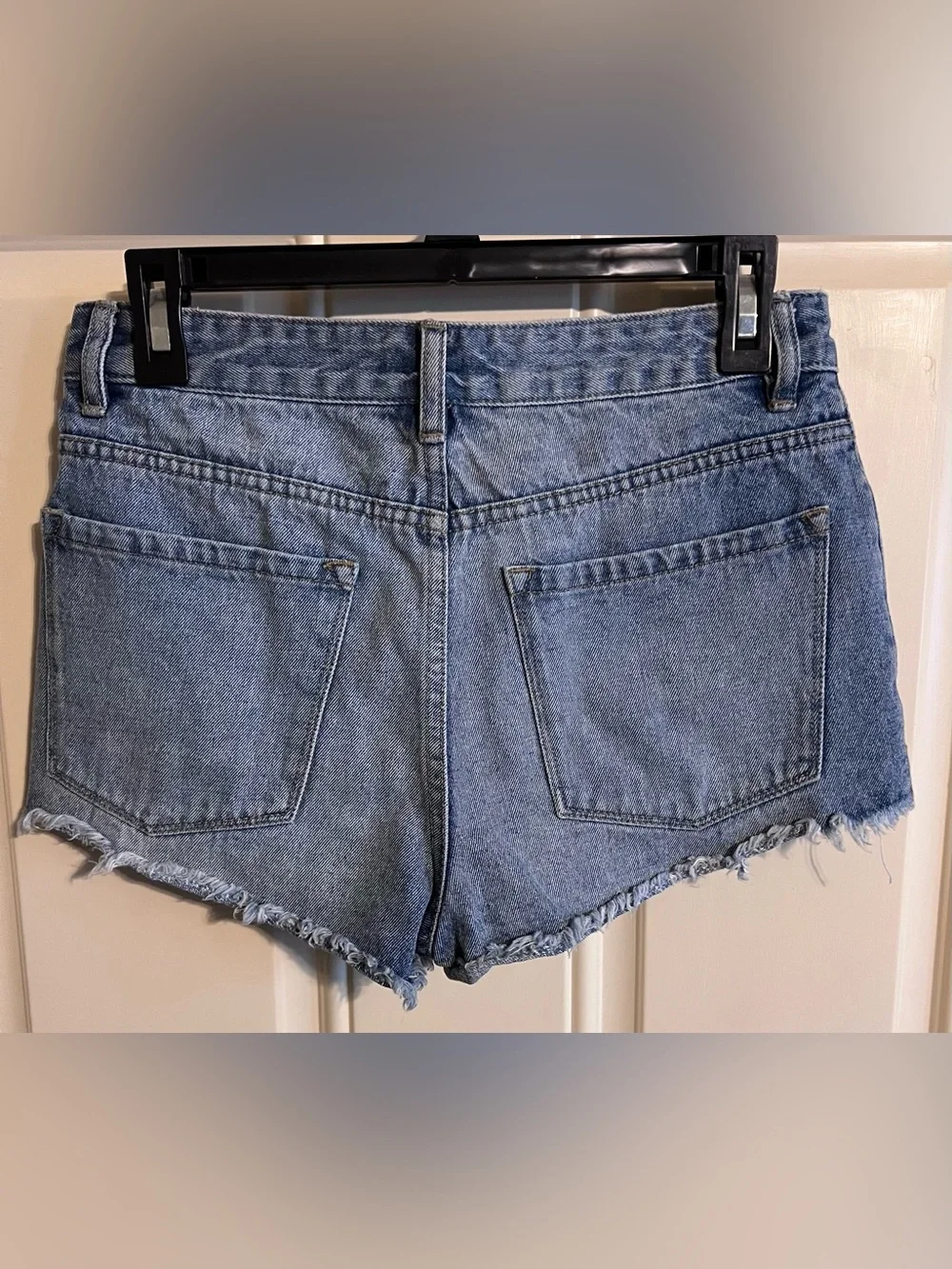 Amuse Society Medium Wash 5-Button Fly Denim Frayed Hem Shorts
